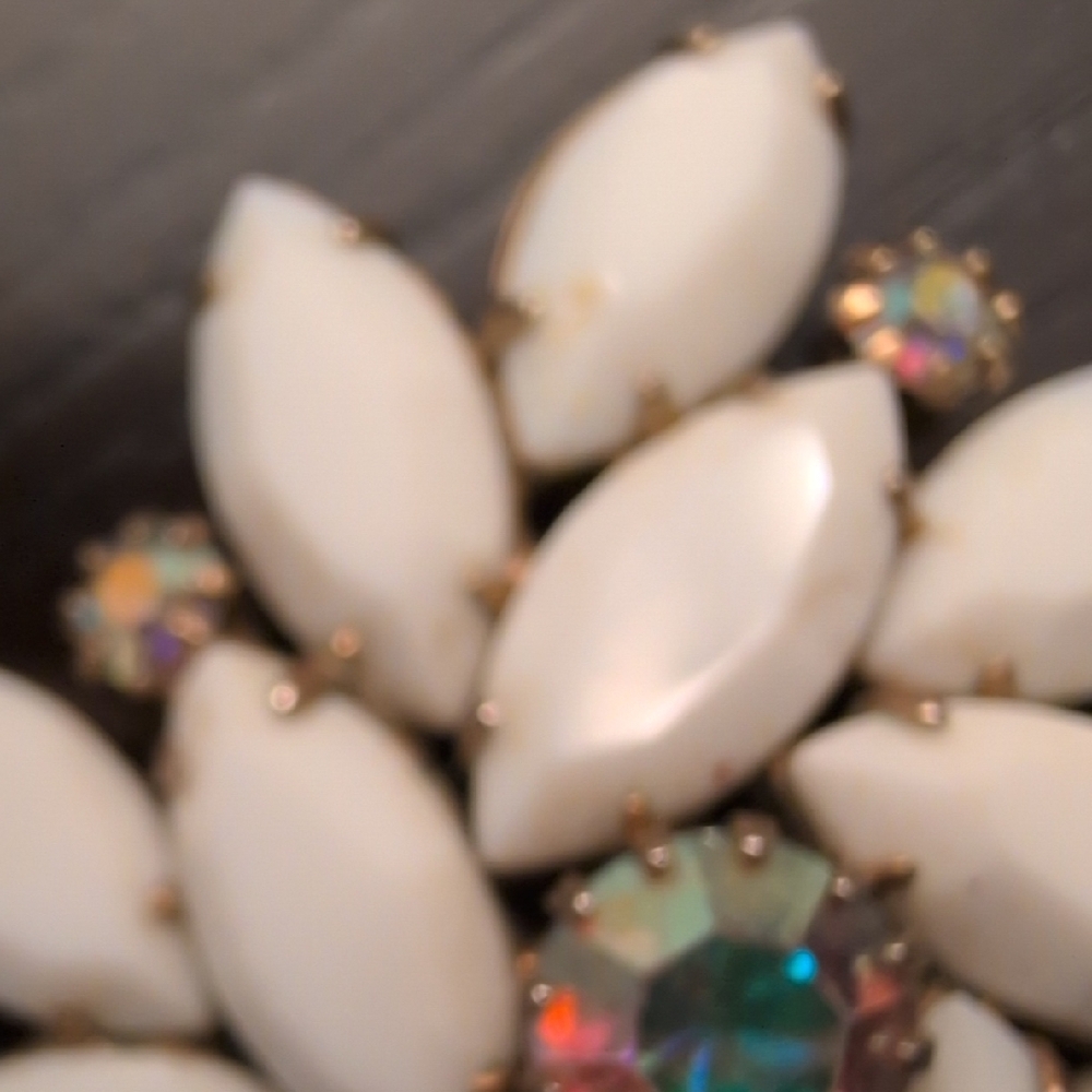 Vintage Brooch (Unsigned Juliana) large White Milk Glass and Aurora Borealis - Picture 4 of 8